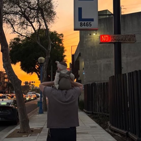 gfspidey's tweet photo. de carregar ela nas costas quando eles eram só amigos pra agora carregar a filhinha deles eU NAO TO BEM https://t.co/DOi3vg995g