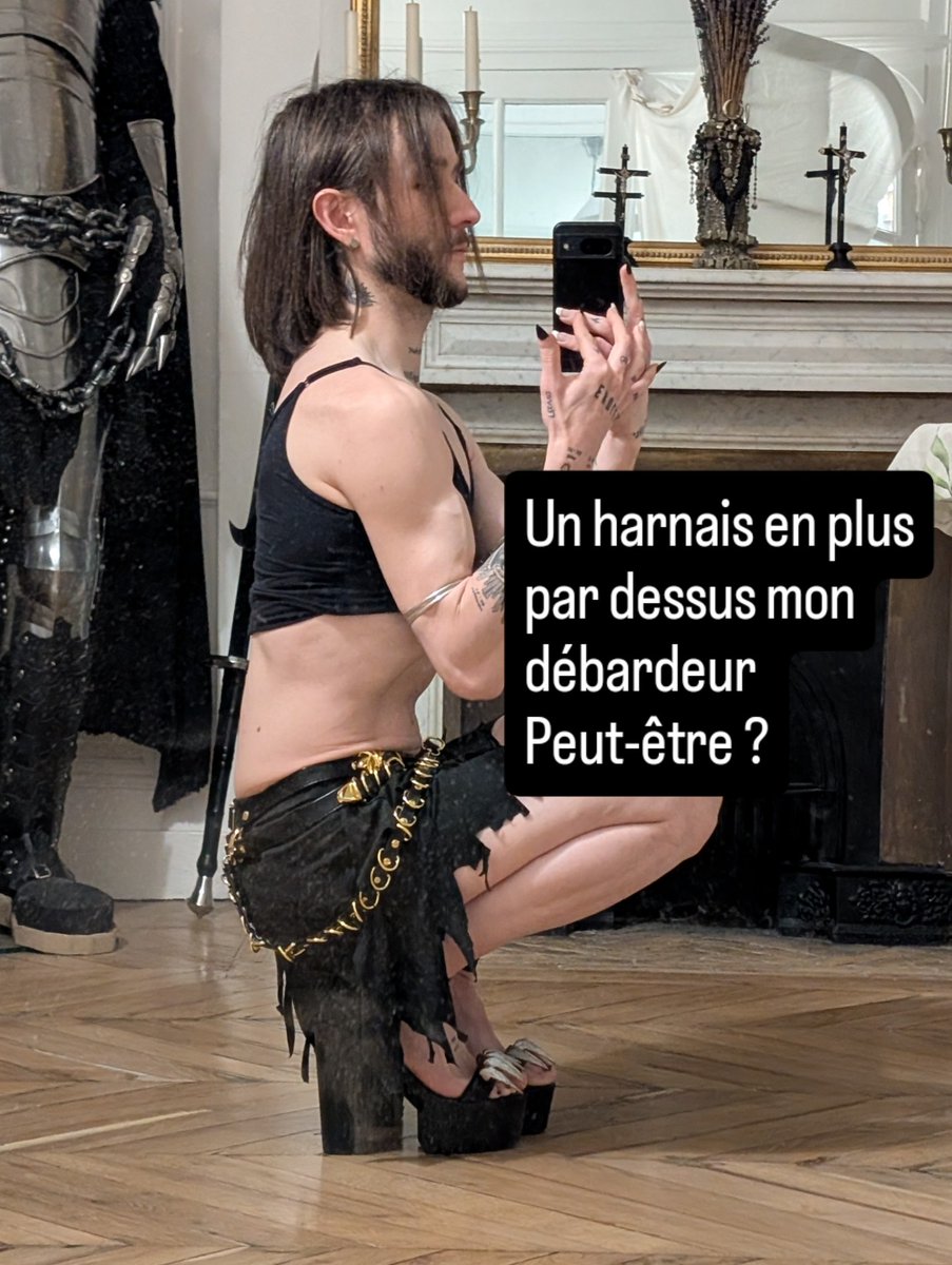 Je prépare ma tenue pour la prochaine Techno Body Music
Ça va faire du bien de retourner dans une soirée Queer, je vais revoir plein de personnes cools 💁‍♀️