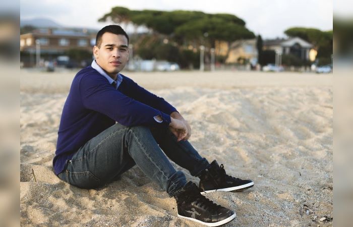 🚨 ¡ALERTA! Aaron Elias Castro Pulgar: el falso coach motivacional que engañó a miles con promesas de riqueza y éxito. 💸

Sus cursos eran mentiras, sus testimonios falsos, y su vida de lujo, una farsa. ¡No caigas en su trampa! 🧵👇
latinalert.org/aaron-elias-ca…