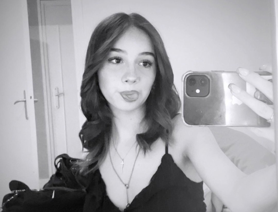 MRF_Queens's tweet photo. Voici Melina, 18 ans c'est la pote d'un abonné. 😍 

Il veut que vous soyez sans limites, carte blanche en commentaire. 😈 

#Pote #Proches #Entourage https://t.co/YLUPLuudNC