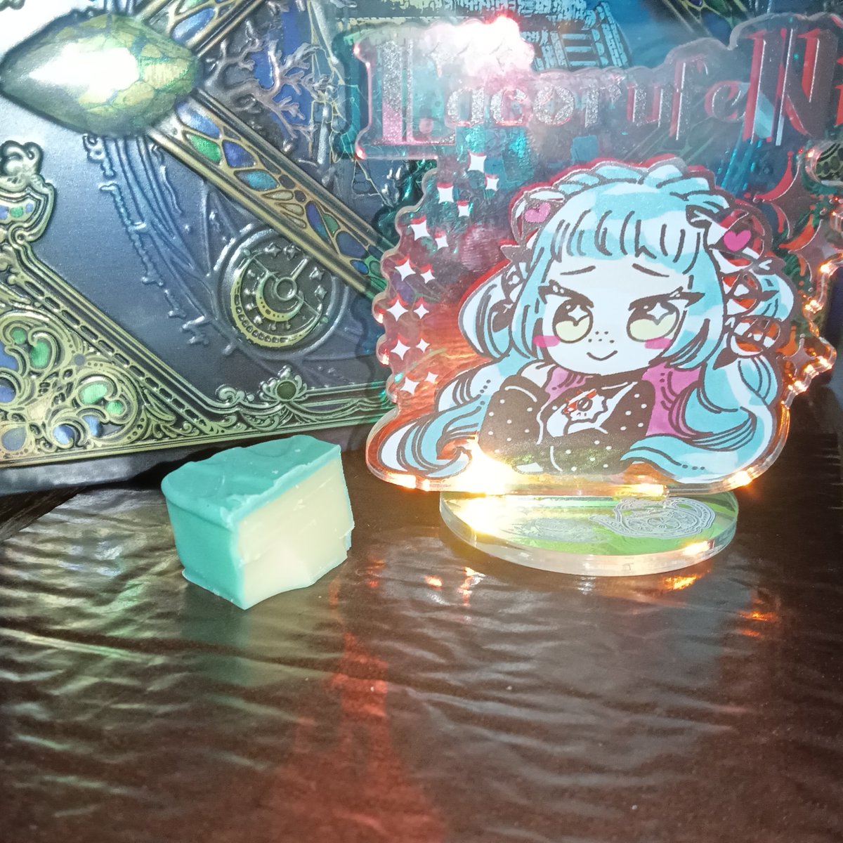 今日からチョコ食べちゃう🩵🩷
一番気になってた青いチョコはお母様も味見したいとのことで切ってみました〜
ホワイトだ🤭
8:20から朝活の雑談配信ありますよ、感想教えてあげるね
ハッピーバレンタイン！

#おはようVtuber　#Vtuber