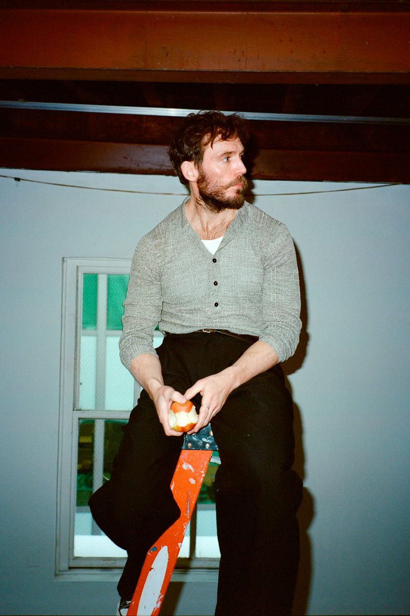 Novo photoshoot de Sam Claflin para 'Bustle'