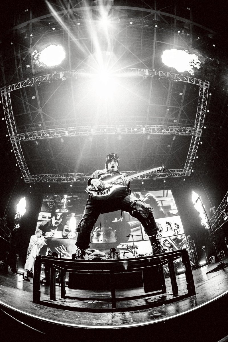 RxYxO_Bass's tweet photo. BLAREFEST. 2026、みんなのおかげで忘れられない２日間になりました。
それもこれも、みんながブレアフェスを大切に思ってくれるおかげ。

2020年コロナ禍直���に始めたこのフェスも今回で３度目。
計32バンド、みんなそれぞれの覚悟を持ってステージに立ってくれたのがめちゃくちゃ伝わってきて何度も泣きそうになった。
みんなみんな、本当に超カッコよかった。
全部全部音楽が繋いでくれた仲間たち、宝物です。
だからこそ色んなドラマが生まれる。

そして音響、照明、運営、セキュリティや色々なブースなど会場作りの全セクションの方々がブレアフェスを少しでも良くしようと、とても長い時間を費やして色んな協議をして頑張ってくれたおかげで作られた自慢の遊び場です。
だからこそ胸を張って最強のフェスって言えるんです。

ブレアフェスに関わってくれた全ての皆様、遊びに来てくれたみんな、本当にありがとうございました！！
さすがにヘトヘト&余韻がエグくてまだ思考回路が追いついてないので、また落ち着いたらゆっくり書きたいと思います。

SEE YOU AT BLAREFEST. 20XX

#BLAREFEST
#ブレアフェス
#coldrain

Photo by ヤマダマサヒロ, @__tpwbo