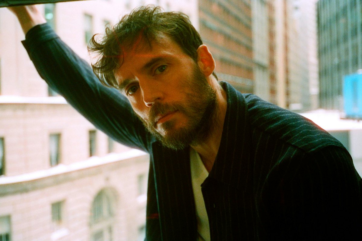 Sam Claflin fotografado por  Luisa Opalesky para a 'Bustle'