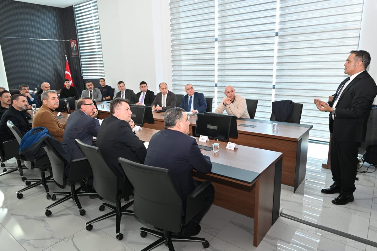 Batman Petrolspor’un Türk futbolunda kalıcı ve sürdürülebilir başarı yakalaması hedefiyle; “Çok Amaçlı Modern Tesis” projesini Batman Valimiz Sn Ekrem CANALP’in başkanlığında Ak Parti Mv Sn Ferhat NASIROĞLU ve yetkililerimizle birlikte inceledik, hazırlanan çalışmaları yapılan