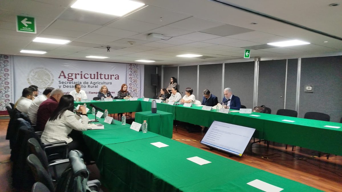 En representación de nuestro titular, el subdirector Esteban González Luna asistió a la reunión con la Comisión Nacional de Acuacultura y Pesca y la Asociación Nacional de Titulares de Acuacultura y Pesca, realizada en la Secretaría de Agricultura en CDMX. 🐟 #MichoacánEsMejor