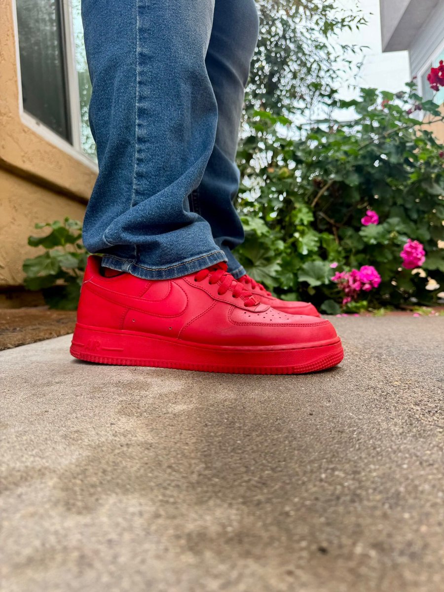 nike air force 1 lv8 triple red