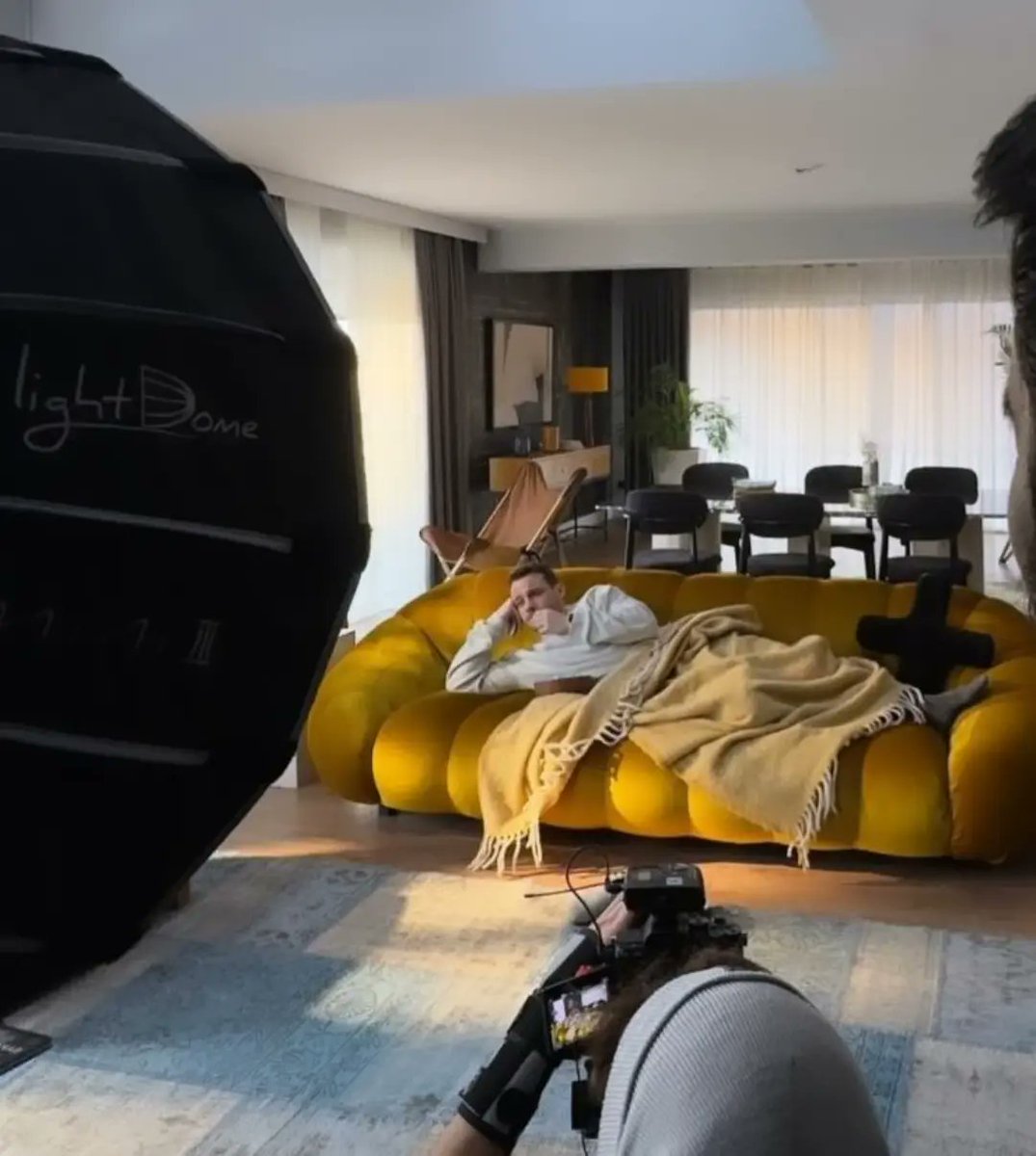 thebursinguncel's tweet photo. Kerem Bürsin, yüzü olduğu iletişim markasının reklam filmi için geçtiğimiz günlerde kamera karşısına geçti. Reklam filminin kamera arkasından bir fotoğraf yayınlandı. 

#KeremBürsin https://t.co/9Wr7GljvDm