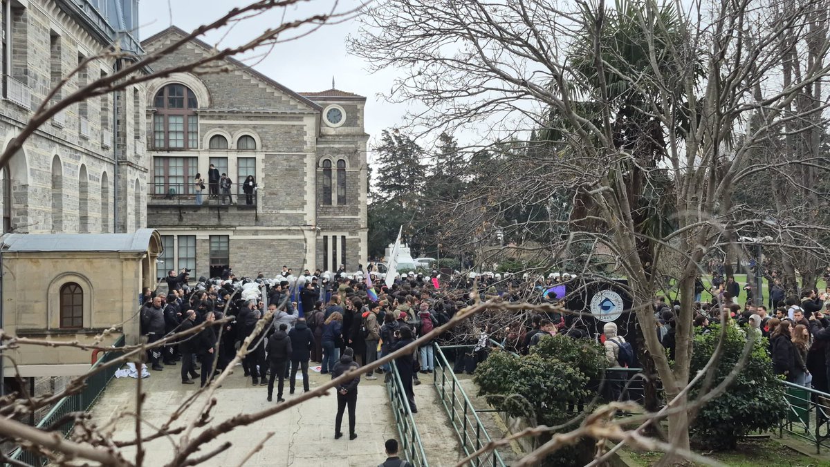 Bugün Boğaziçi öğrencileri olarak kulüplerimizin, kampüslerimizin, alanlarımızın bizim olduğunu söylemek için bir araya geldik.

Dün kampüs kapılarımıza kelepçe vuranlar bugün kampüslerimize çevik kuvvet soktu.