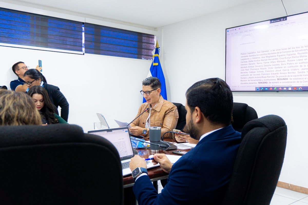 En la Comisión de Salvadoreños en el Exterior, Legislación y Gobierno, desarrollamos un único punto en la agenda. Autorizamos a que un ciudadano salvadoreño reciba la condecoración de la Medalla de la Junta Interamericana de Defensa de la OEA.