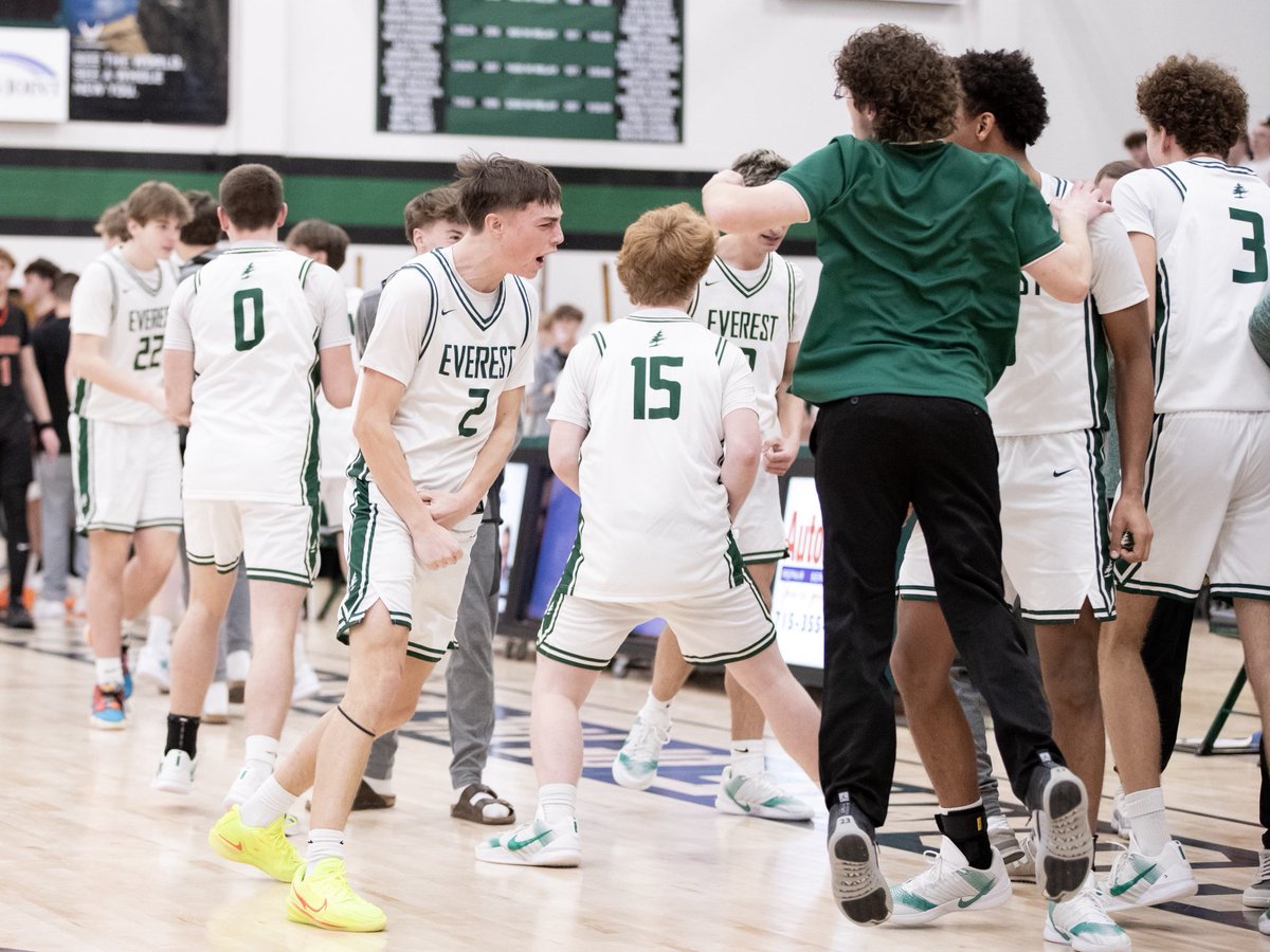 DCE_Basketball's tweet photo. No Monday Blues for the ‘Greens Today 😎💚 

Carrying the energy into this week!

#EverestHoops https://t.co/SbJz44Gt1C