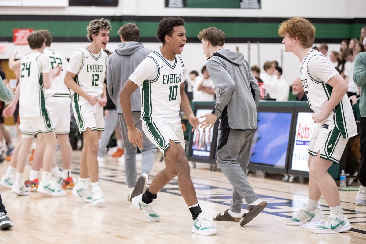 DCE_Basketball's tweet photo. No Monday Blues for the ‘Greens Today 😎💚 

Carrying the energy into this week!

#EverestHoops https://t.co/SbJz44Gt1C