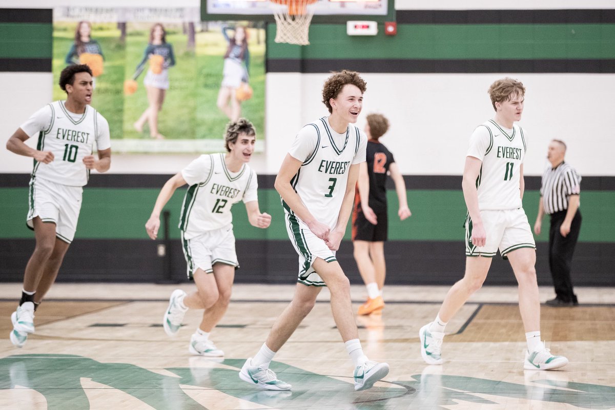 DCE_Basketball's tweet photo. No Monday Blues for the ‘Greens Today 😎💚 

Carrying the energy into this week!

#EverestHoops https://t.co/SbJz44Gt1C