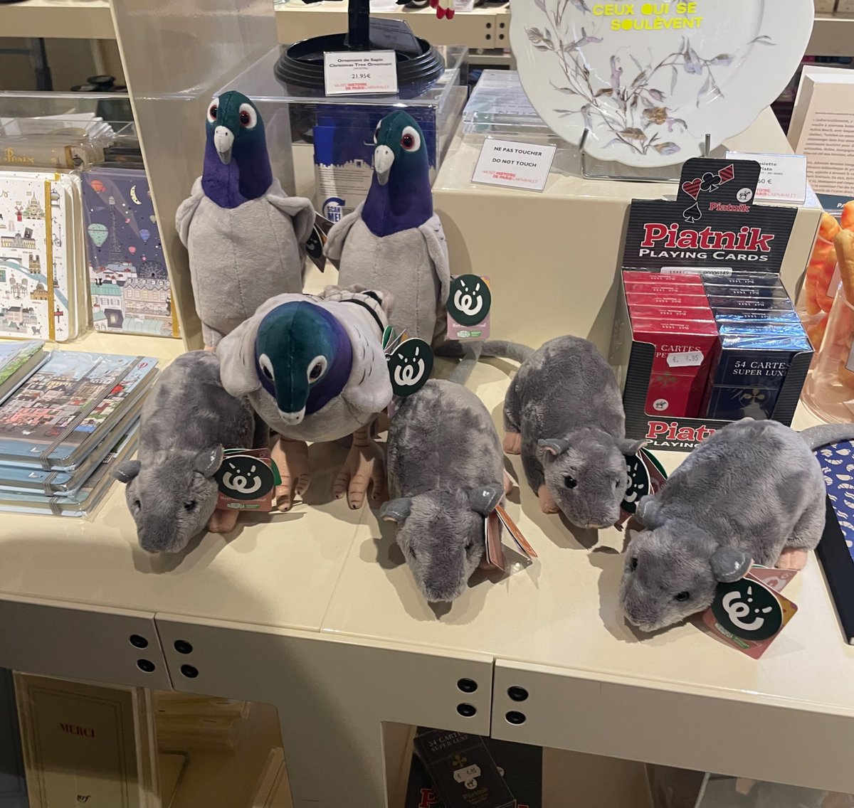 me dio mucha ternura que en este museo parisino solo vendieran peluches de animales "marginales" lo cual tiene un poco de sentido porque son la fauna principal de paris