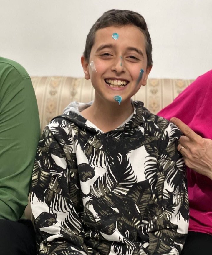 و فهمیدم آدم می‌تواند کسی را هرگز ندیده باشد و نشناسد، اما با اندوه و زخم او، قلبش هزاران تکه شود
مرگ بر خامنه‌ای کودک‌کش