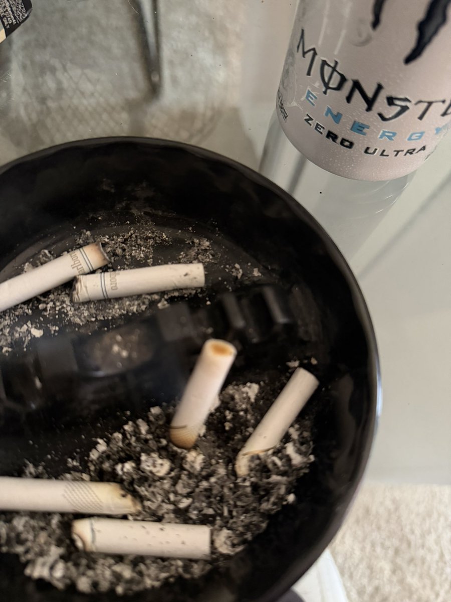 owo7vx's tweet image. happy monday everyone