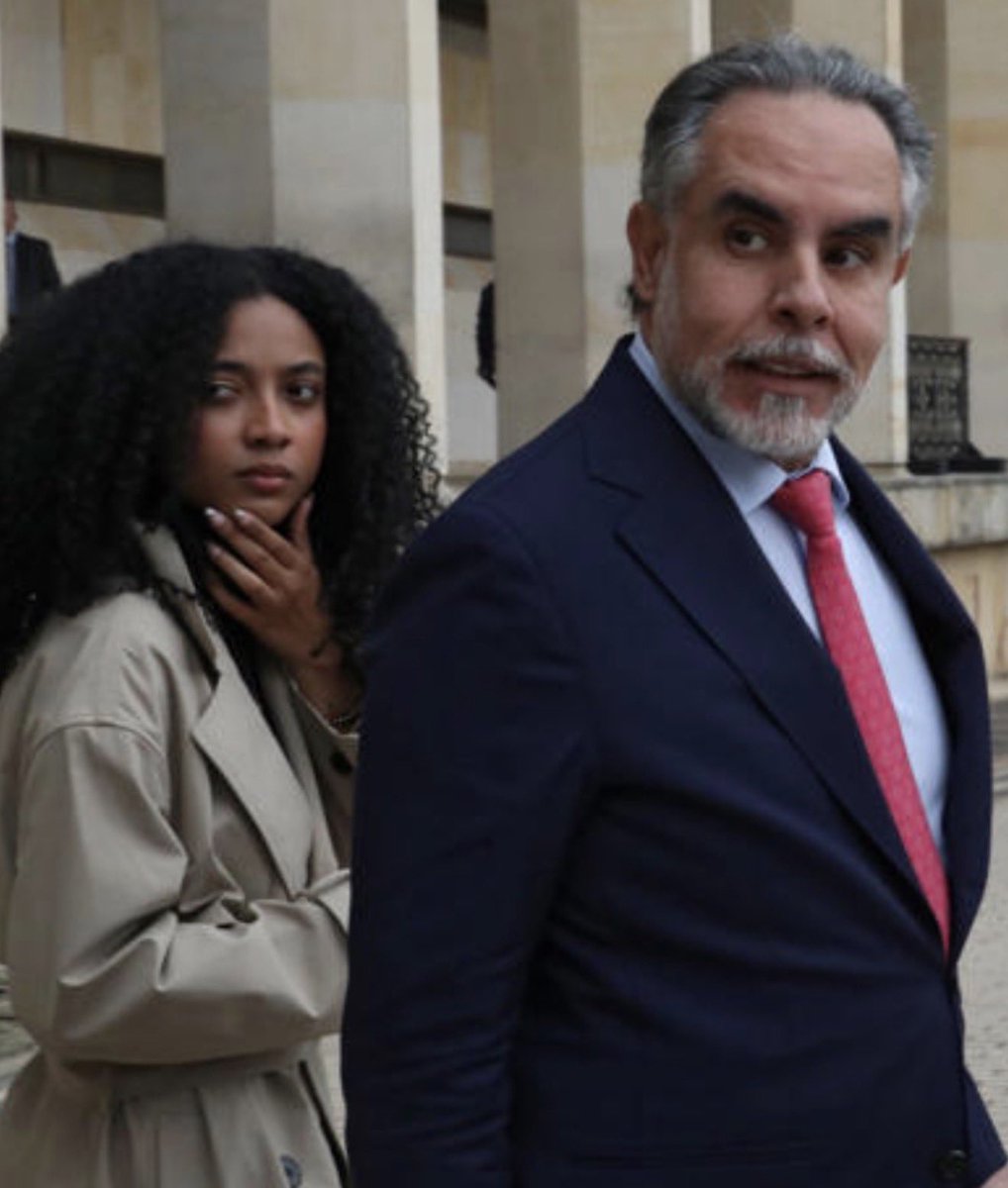 La cara de Benedetti cuando va saliendo para el motel y el periodista te dice 
Eyyy Benedetti,  ya sabes que la hembra le van a imputar cargos y van a pedir detención 🤣🤣🤣🤣