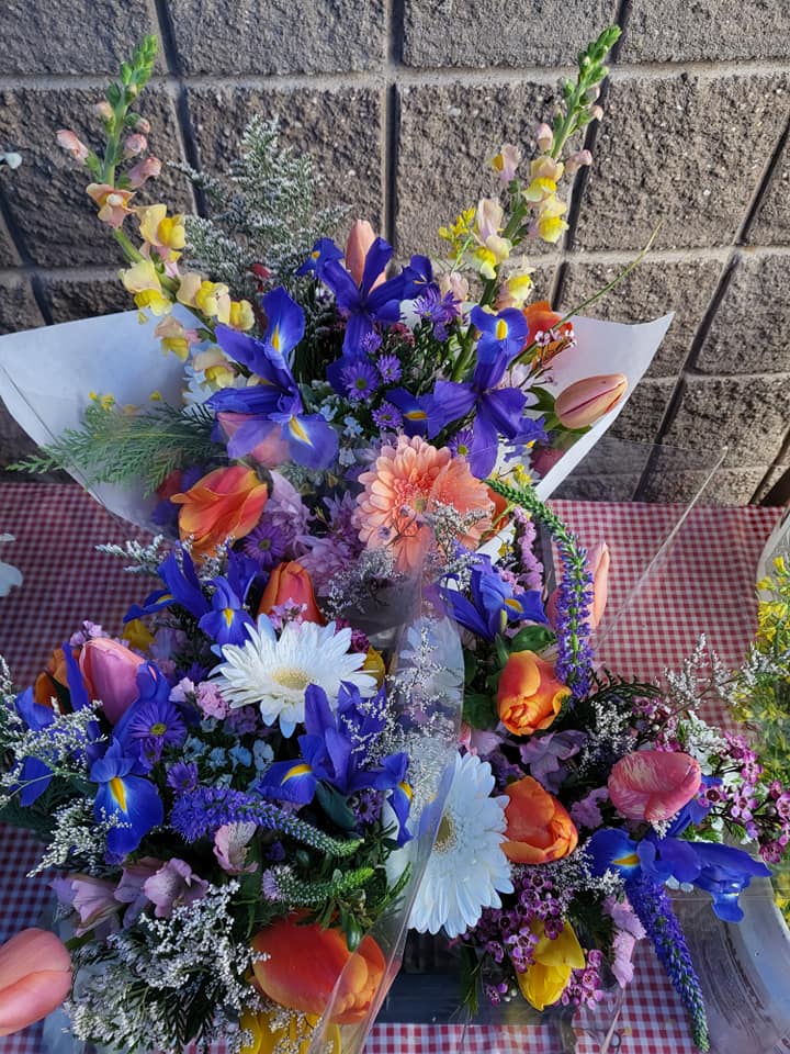 NCAgriculture's tweet image. So many local farms, markets and florists made beautiful bouquets last week for Valentine's Day, including Brooke’s Fresh Cut Flower Farm, Vang's Flowers and High Cotton Farms!  😍💐

Show us your local flowers in the comments! #BuyLocal #NCFlowers #NCAgriculture