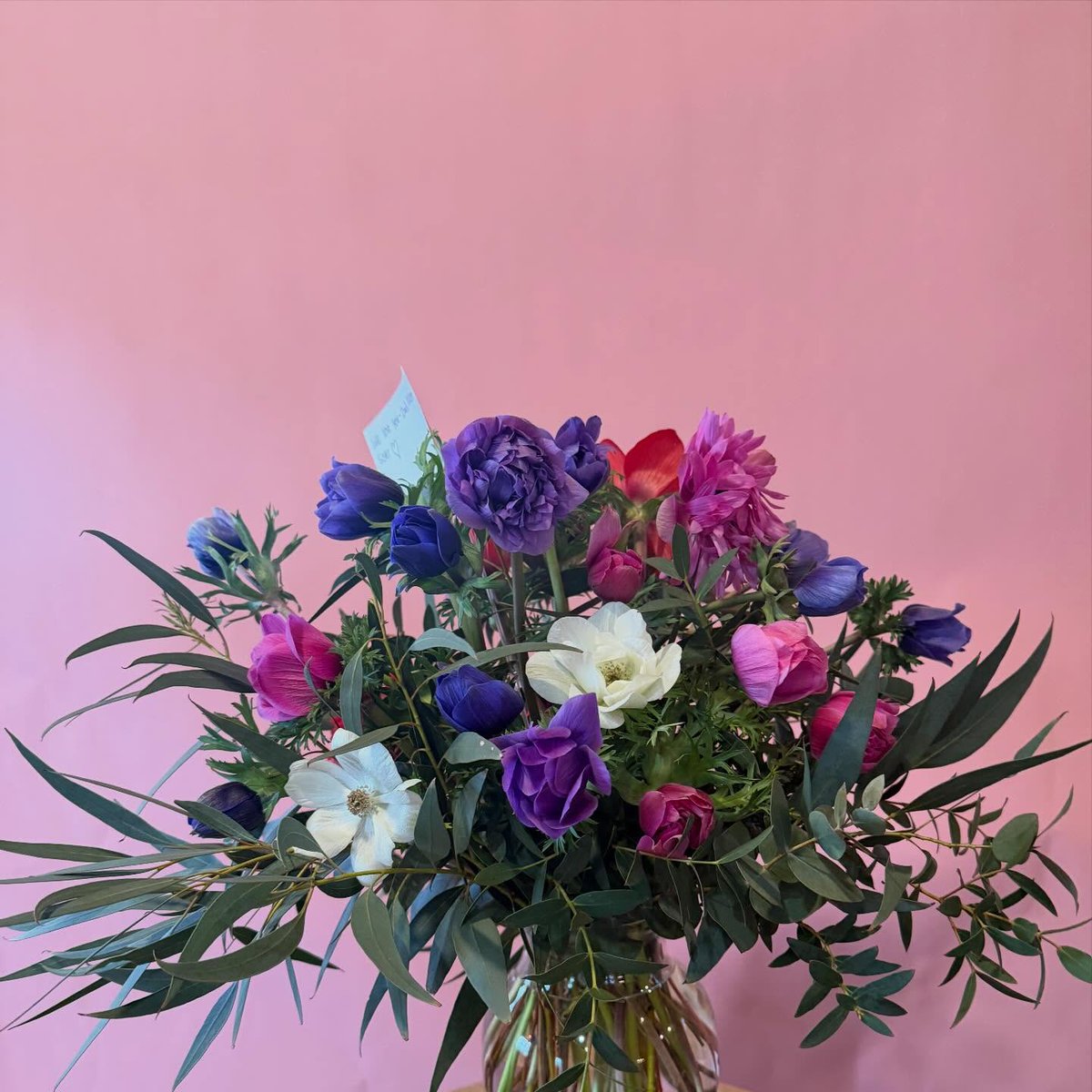 NCAgriculture's tweet image. So many local farms, markets and florists made beautiful bouquets last week for Valentine's Day, including Brooke’s Fresh Cut Flower Farm, Vang's Flowers and High Cotton Farms!  😍💐

Show us your local flowers in the comments! #BuyLocal #NCFlowers #NCAgriculture