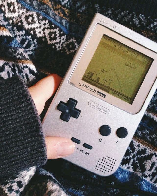 Press_Start9's tweet photo. ¡Pura nostalgia portable! 🎮✨ Game Boy classic, el compañero gamer de muchos viajes y tardes infinitas. 🌟 ¿Cuál fue tu juego favorito en esta joya portátil? 🕹💚 #GameBoyPocket #RetroGaming #PixelMemories https://t.co/9DcE9rQogg