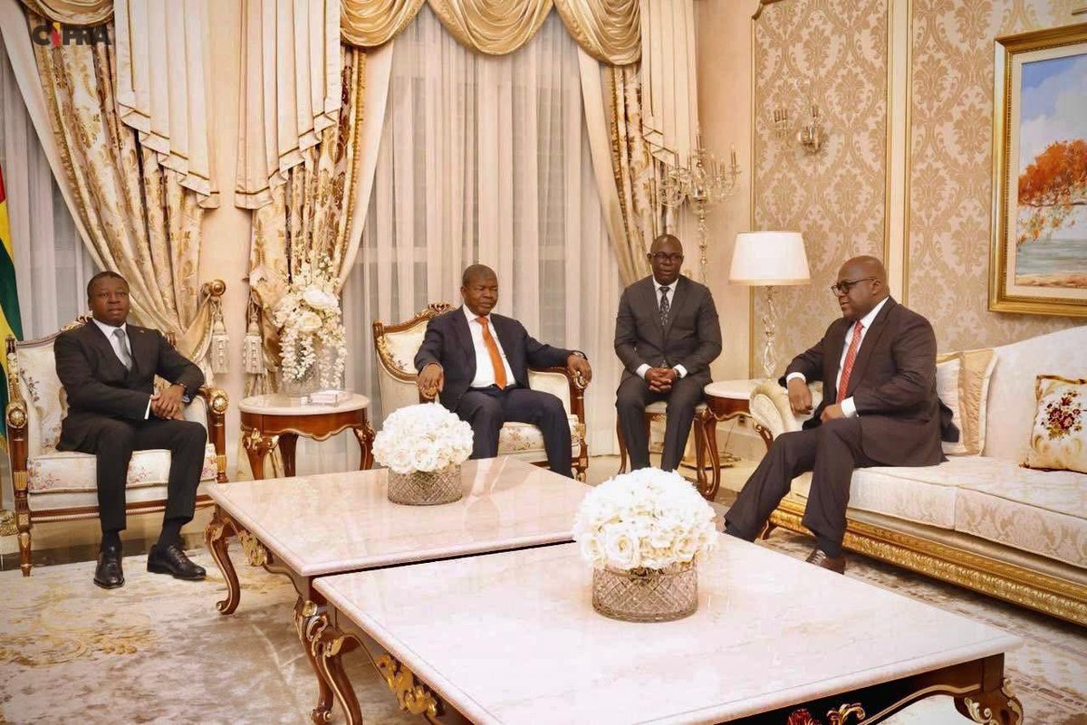 Crise dans l’Est de la #RDC🇨🇩 : Réunis à Luanda, le président angolais João Lourenco, son homologue congolais Félix Tshisekedi, le chef de l’État togolais Faure Gnassingbé, médiateur de l’UA, ainsi qu’Olusegun Obasanjo, représentant les cinq anciens chefs d’État désignés comme