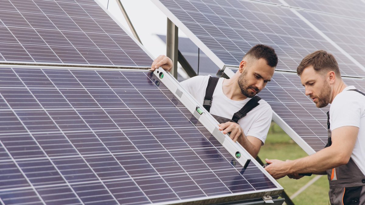 The UK is investing in clean energy, creating new opportunities

Apprenticeships are growing in areas like heat pump installation, insulation and renewable energy

An apprenticeship could be a starting point into green jobs: ow.ly/ciJj50Y9pPb

#NAW2026