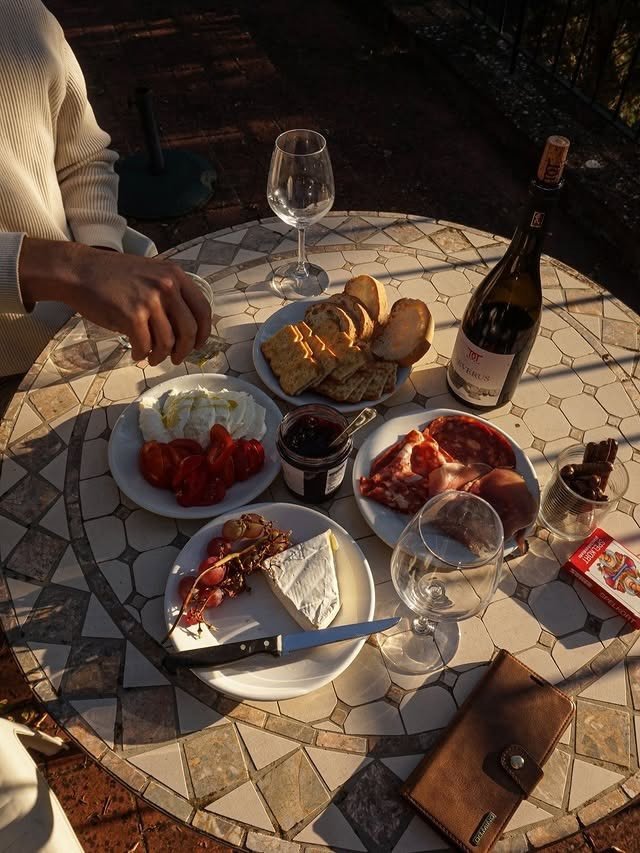 vitalholis's tweet photo. 📝Je rencontre encore très souvent des personnes qui cherchent une pillule miracle.

Connaissant mon histoire enfin surtout le résultat Ils me disent qu'est ce que tu as pris pour revenir à cet état.

J'ai pris bcp de choses 😅 j'ai testé et expérimenté mais ce que j'ai surtout fait c'est maîtriser les fondamentaux.

Sans eux tu peux oublier ta démarche de retour à la vitalité. 

Aucun compléments ou autre pilules neo-peptide et je ne sais quoi d'autre ne remplacera les fondamentaux.

Rythme, lumière, alimentation, phases detox/revit, intégration, mobilité, exercices physiques, principes hormetiques etc etc...

Les compléments ne sont que des béquilles du soutien et certainement pas la priorité dans une démarche de retour à la vitalité.

Le système lymphatique a besoin de mouvement.
Le système nerveux a besoin d'intégration.
Le système digestif a besoin de repos.
Le système sanguin a besoin d'être équilibré.
Le système musculaire a besoin d'être sollicité.
Le système respiratoire a besoin d'être éprouvé.