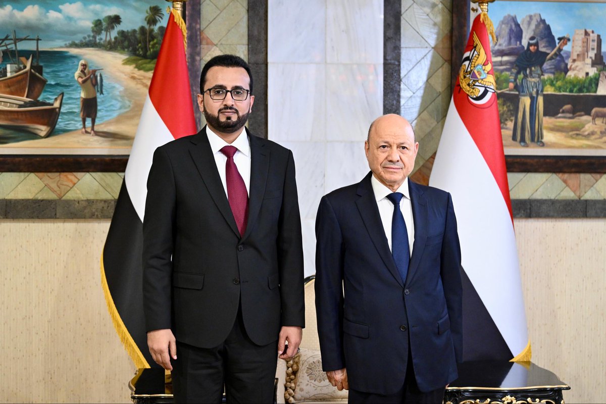 s_th_alawlaqi's tweet photo. أتقدم بجزيل الشكر لفخامة رئيس وأعضاء مجلس القيادة الرئاسي، ولدولة رئيس مجلس الوزراء، على الثقة التي منحت لنا وتعييننا وزيرا للخدمة المدنية والتأمينات.
إن تحمُّل المسؤولية في هذه المرحلة الاستثنائية ليس مغنمًا، بل مغرم، وليس تشريفًا بقدر ما هو واجب وطني ثقيل تفرضه ظروف صعبة ومعقدة.
لن تستقيم مؤسسات الدولة إلا بسيادة القانون والعدالة، وبإدارة مسؤولة تستشعر بضمير حي معاناة المواطنين، وما يواجهونه من فقر وجوع وبطالة وتحديات معيشية قاسية.
أمامنا فرصة حقيقية لصناعة نموذج مختلف، وتحويل شح الإمكانيات إلى دافع لتنمية الموارد، وتجفيف منابع الفساد، وبناء مؤسسات فاعلة، لاسيما في ظل الشراكة والدعم الكبير والسخي من الأشقاء في المملكة العربية السعودية، ووقوفهم إلى جانب بلادنا في مختلف الظروف الصعبة.
وأجدد التزامي، بالعمل على خدمة المواطنين بكل أمانة ومسؤولية وصدق ونزاهة، واضعًا المصلحة العامة فوق كل اعتبار.