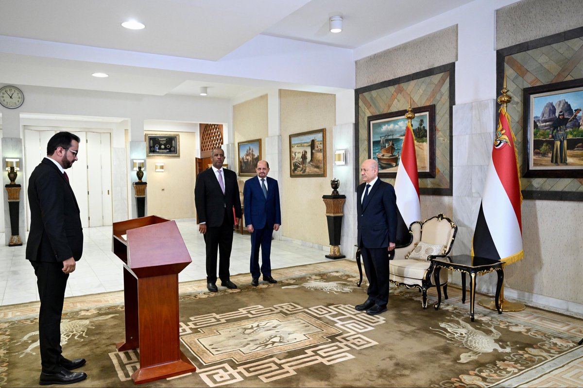 s_th_alawlaqi's tweet photo. أتقدم بجزيل الشكر لفخامة رئيس وأعضاء مجلس القيادة الرئاسي، ولدولة رئيس مجلس الوزراء، على الثقة التي منحت لنا وتعييننا وزيرا للخدمة المدنية والتأمينات.
إن تحمُّل المسؤولية في هذه المرحلة الاستثنائية ليس مغنمًا، بل مغرم، وليس تشريفًا بقدر ما هو واجب وطني ثقيل تفرضه ظروف صعبة ومعقدة.
لن تستقيم مؤسسات الدولة إلا بسيادة القانون والعدالة، وبإدارة مسؤولة تستشعر بضمير حي معاناة المواطنين، وما يواجهونه من فقر وجوع وبطالة وتحديات معيشية قاسية.
أمامنا فرصة حقيقية لصناعة نموذج مختلف، وتحويل شح الإمكانيات إلى دافع لتنمية الموارد، وتجفيف منابع الفساد، وبناء مؤسسات فاعلة، لاسيما في ظل الشراكة والدعم الكبير والسخي من الأشقاء في المملكة العربية السعودية، ووقوفهم إلى جانب بلادنا في مختلف الظروف الصعبة.
وأجدد التزامي، بالعمل على خدمة المواطنين بكل أمانة ومسؤولية وصدق ونزاهة، واضعًا المصلحة العامة فوق كل اعتبار.