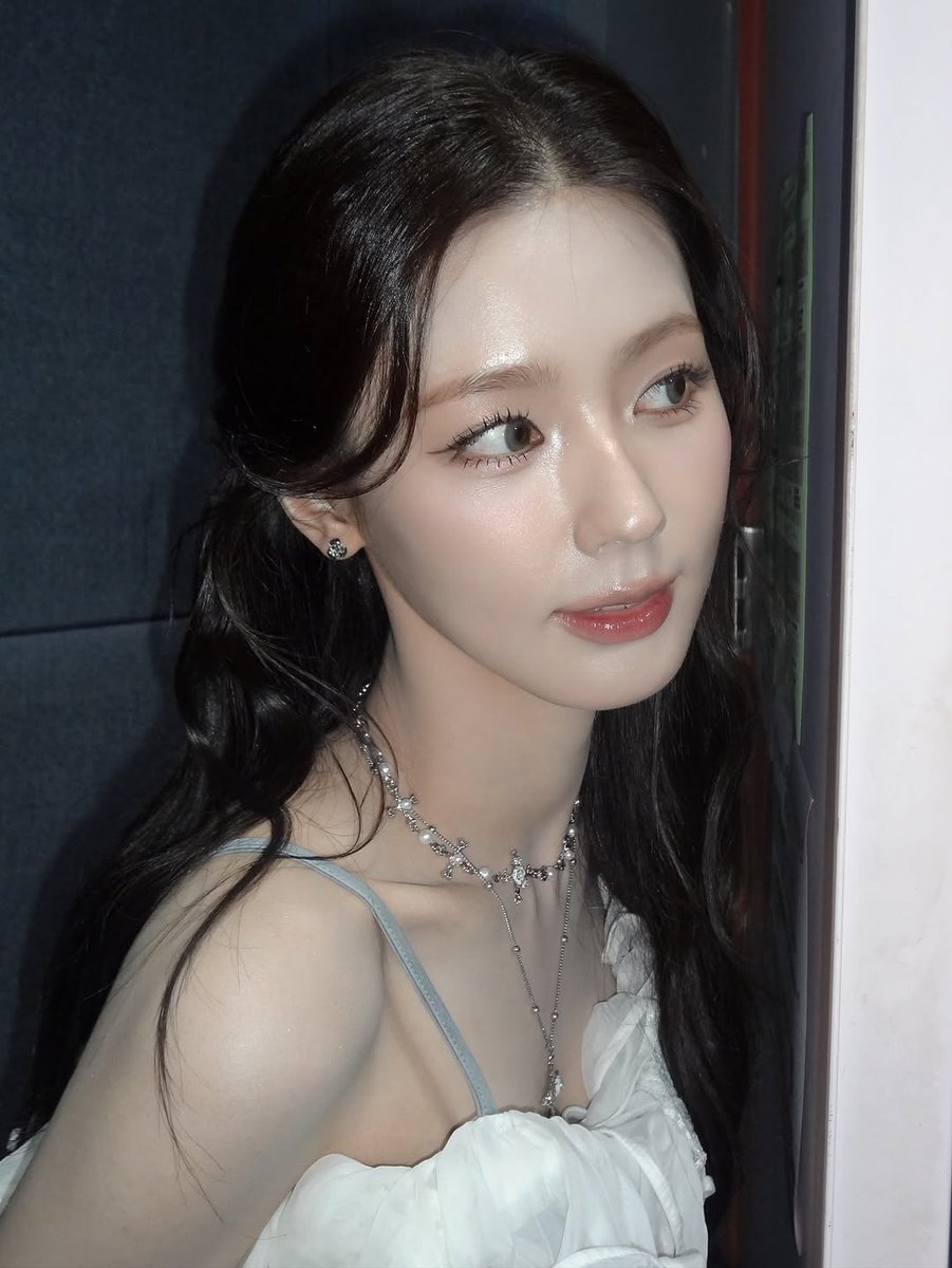 ू ̥🐚 𝗵𝗲𝗿𝗲 𝗶 𝘀𝘁𝗮𝗻𝗱 இ championing every detail with feminine clarity. from my hair to my soft accessories, everything harmonizes beautifully, so together they create a captivating aesthetic.