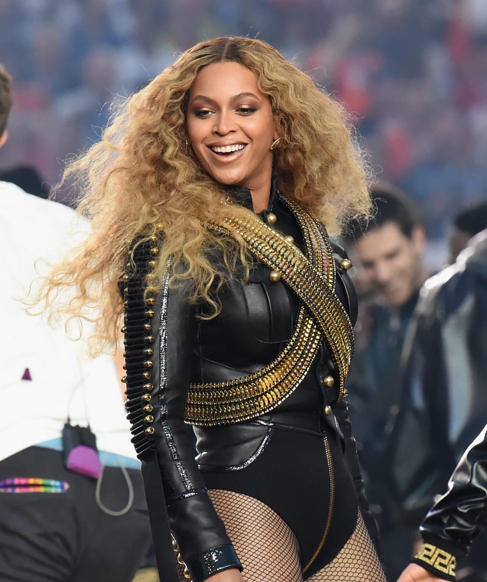 plusmusicbr's tweet image. Billboard atribui a participação de Beyoncé no Super Bowl de 2016 ao fato de ter ajudado a transformar o evento em um espaço para debates sociopolíticos.