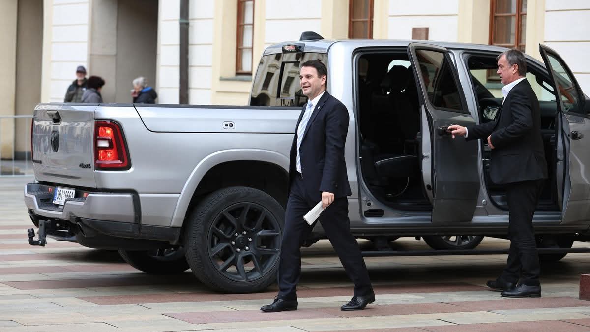 1/2

Cože?????

Via fb Matěj Hollan:

Biju na poplach jak dlouho ne. Macinka a spol. navrhují, aby Pražský Hrad přišel o značku UNESCO! 

Tohle jinde než u mě v I Want More neuslyšíte a opravdu byste měli, protože je to čiré šílenství!!!

Ale garantuju, že je to pravda. Nový