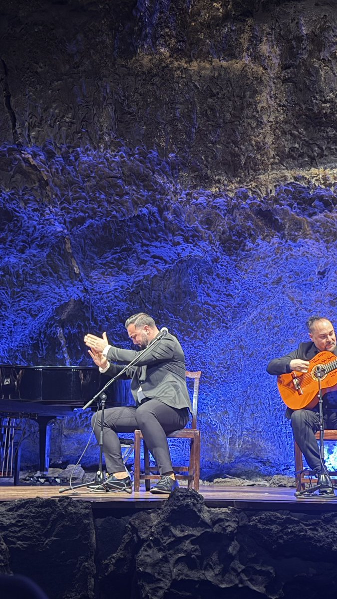 josedechaparro's tweet photo. José de chaparro en Haría (Lanzarote), dando un recital de cante flamenco, en La Cueva de los Verdes,  en la IX edición del festival Internacional de guitarras en Haría, ha sido un placer!

📍Cueva de los Verdes
 
 #josedechaparro #cuevadelosverdes #lanzarote  #recital #haria https://t.co/E32T3Xc7kZ