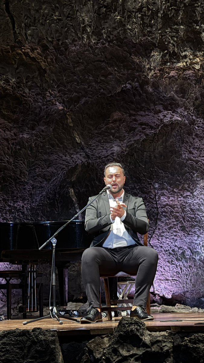 josedechaparro's tweet photo. José de chaparro en Haría (Lanzarote), dando un recital de cante flamenco, en La Cueva de los Verdes,  en la IX edición del festival Internacional de guitarras en Haría, ha sido un placer!

📍Cueva de los Verdes
 
 #josedechaparro #cuevadelosverdes #lanzarote  #recital #haria https://t.co/E32T3Xc7kZ