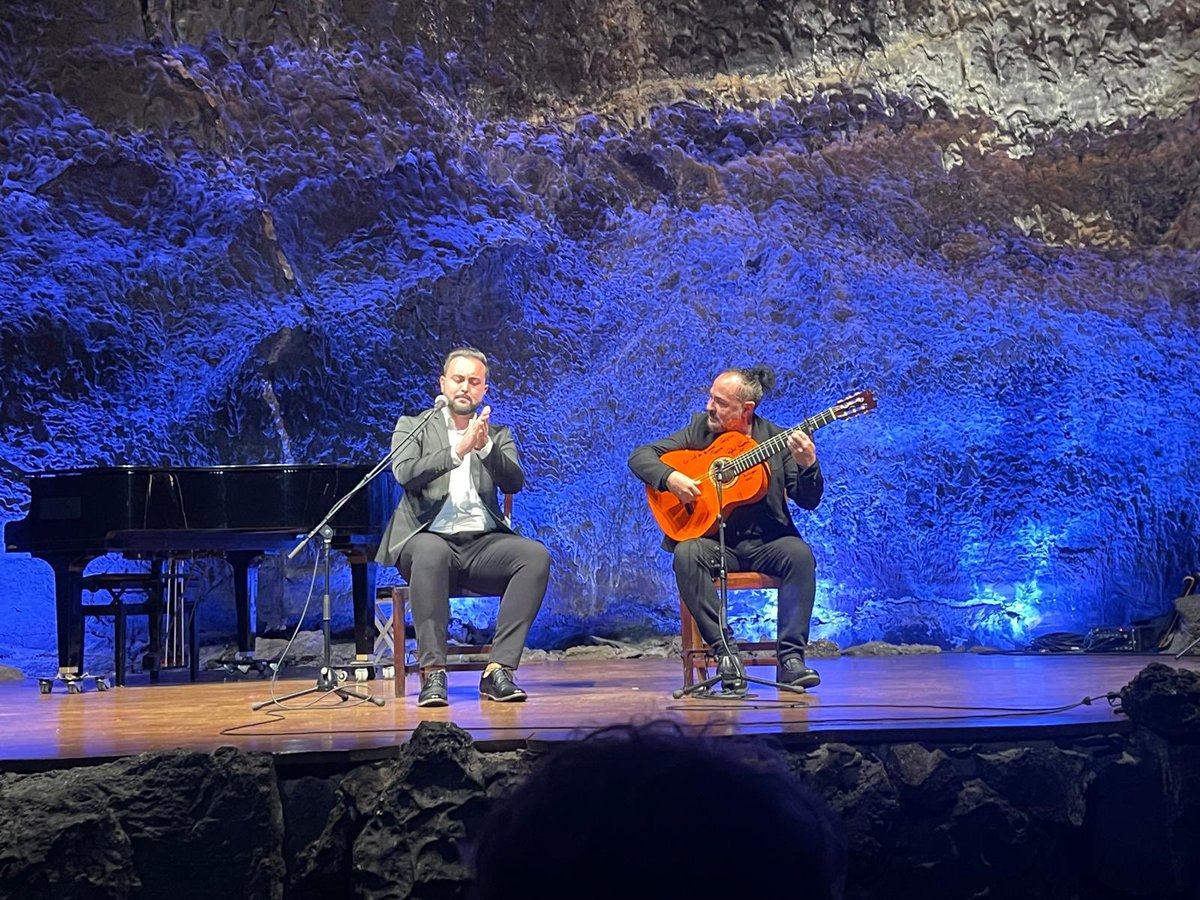 josedechaparro's tweet photo. José de chaparro en Haría (Lanzarote), dando un recital de cante flamenco, en La Cueva de los Verdes,  en la IX edición del festival Internacional de guitarras en Haría, ha sido un placer!

📍Cueva de los Verdes
 
 #josedechaparro #cuevadelosverdes #lanzarote  #recital #haria https://t.co/E32T3Xc7kZ
