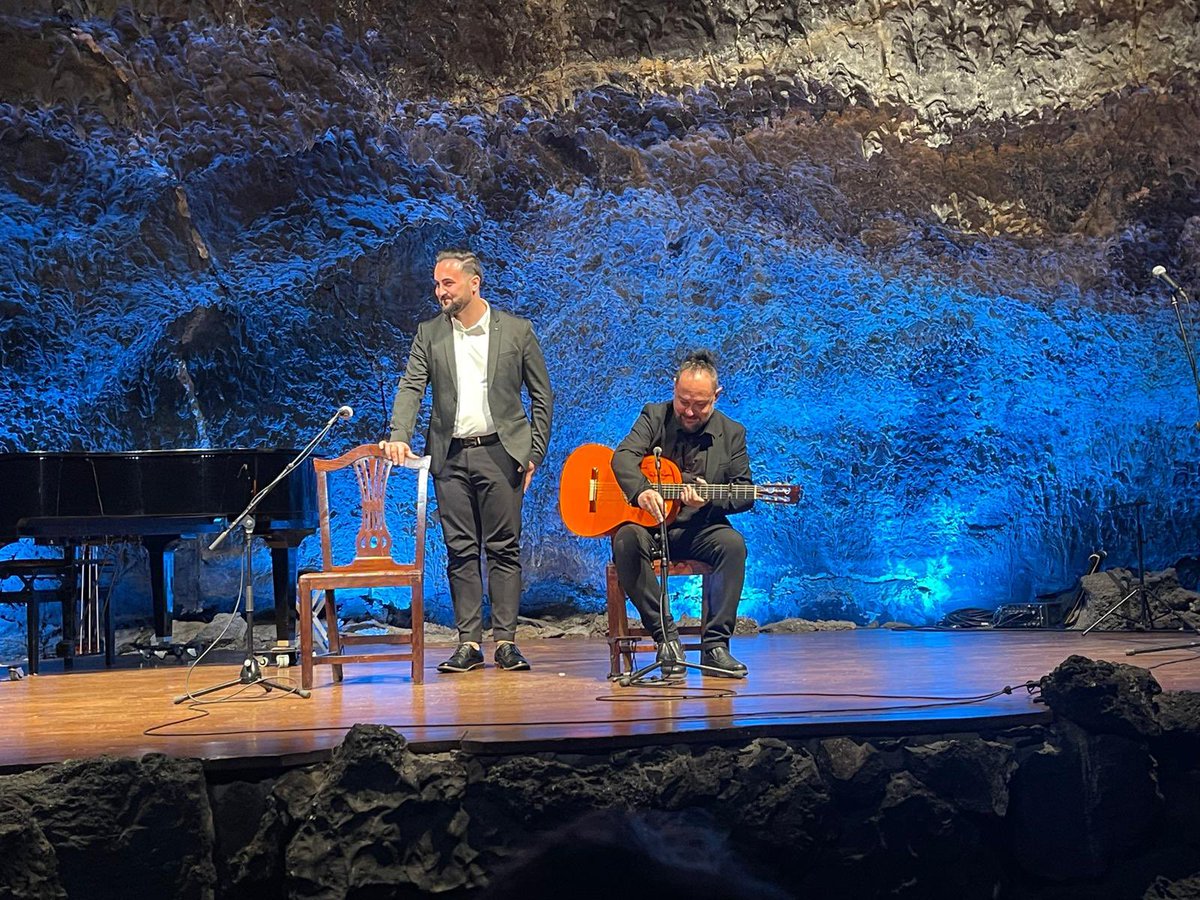 josedechaparro's tweet photo. José de chaparro en Haría (Lanzarote), dando un recital de cante flamenco, en La Cueva de los Verdes,  en la IX edición del festival Internacional de guitarras en Haría, ha sido un placer!

📍Cueva de los Verdes
 
 #josedechaparro #cuevadelosverdes #lanzarote  #recital #haria https://t.co/E32T3Xc7kZ
