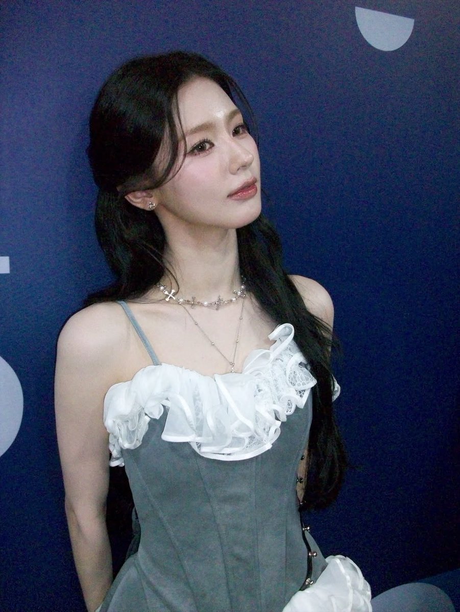 placed with my best poise, everything unfolds gracefully around me ❤️︎ the clarity of seawater, i present myself with quiet confidence! 𝑎 𝑔𝑒𝑛𝑡𝑙𝑒 𝑐ℎ𝑎𝑟𝑚, refined yet effortlessly captivating. ❀᭢᜴꤬  🦢🫖