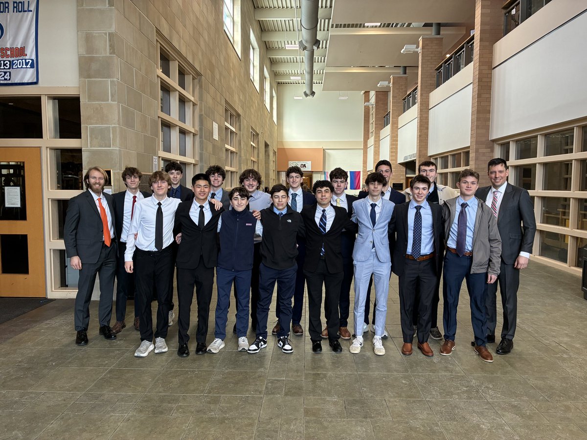 OAHSTigersports's tweet photo. Great day visiting the State House with our Fall State Championship teams.  Volleyball &amp; Boys XC. 🏆🏆

@OAVolleyball @OAHSTigersports https://t.co/SxCxZ6dk5P