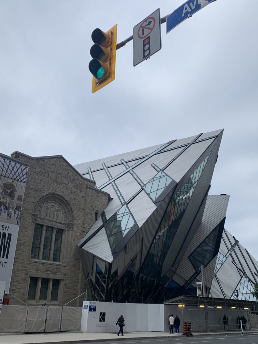 Esme3427's tweet photo. A place where history walks alongside modern art 🏛 https://t.co/b6ZoD6HbM7