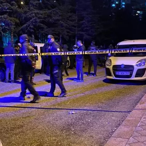 Ankara'da aile katliamı!

Keçiören’de cezaevinden izinli çıkan Recep Cengiz, önce annesini ve 8 yaşındaki kızını katletti, ardından cesetleri araca yükleyip boşanma aşamasındaki eşinin evine gitti.

Kurye kılığında kafasında kask ile eski eşinin evine giden şahıs, eski eşini de