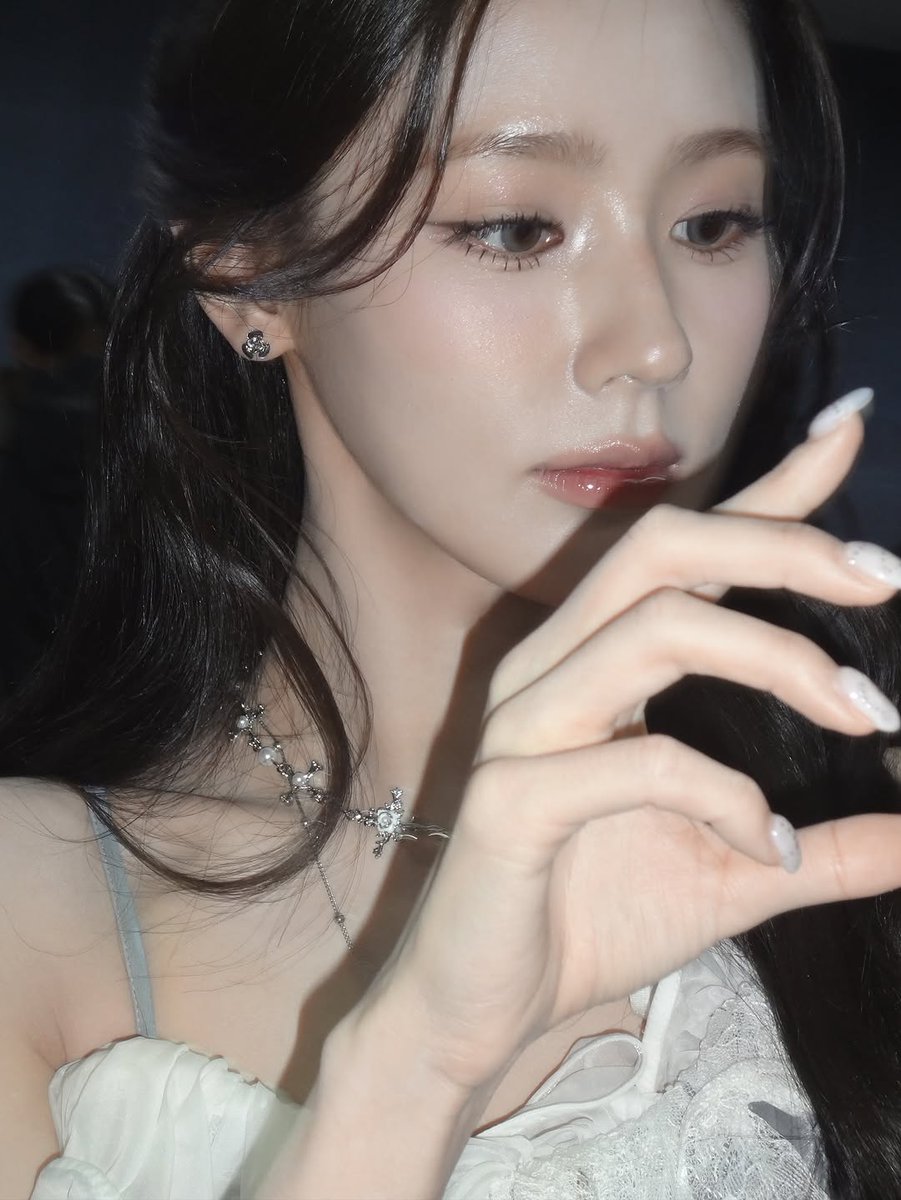 presented with refined allure, i wrap everything in elegant brilliance   ⿻ྀི͚   ❤️︎ 🕊️every detail feels extraordinary, enchantingly graceful. ℎ𝑒𝑟𝑒 𝑖 𝑎𝑚, radiating high-class elegance in every breath and atmosphere.