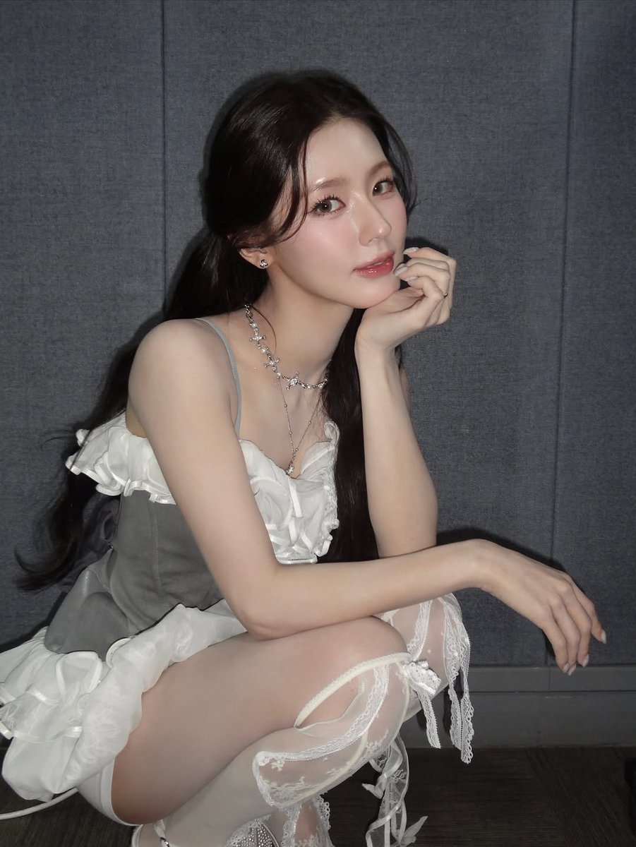 soft ornaments appear with gentle beauty, carried by a serene white elegance. the subtle charm flows into my soul /     ⟢ 𝗴𝗶𝗳𝘁𝗶𝗻𝗴 𝗺𝗲 a sense of purity that blends smoothly with every movement and glance. 🪞