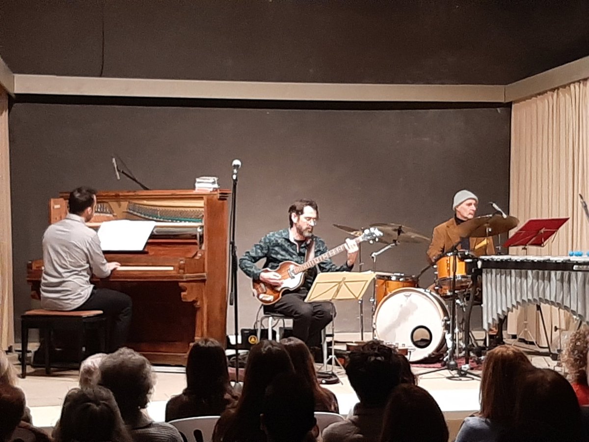 AmicsConcabella's tweet photo. El Yambar-Rossy-Torres Trio va oferir un concert fantàstic ds passat al Castell de Concabella, el 2n del IX JazzConcabella 2026. Amb una gran sensibilitat i profunditat expressiva, van anar canviant d'instruments i oferint sonoritats variades. Enhorabona als 3 i per molts anys! https://t.co/vsBoVCK93s