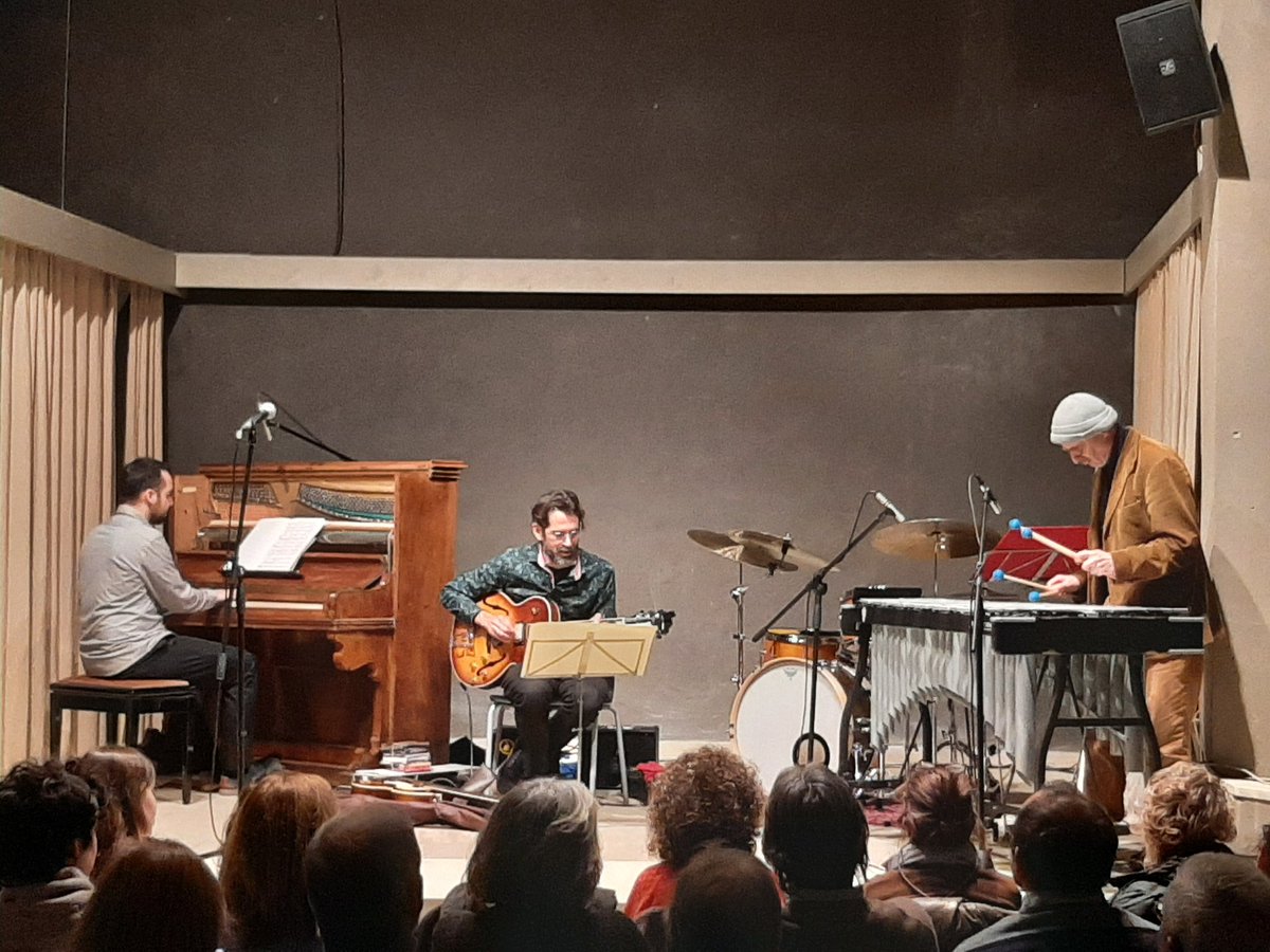 AmicsConcabella's tweet photo. El Yambar-Rossy-Torres Trio va oferir un concert fantàstic ds passat al Castell de Concabella, el 2n del IX JazzConcabella 2026. Amb una gran sensibilitat i profunditat expressiva, van anar canviant d'instruments i oferint sonoritats variades. Enhorabona als 3 i per molts anys! https://t.co/vsBoVCK93s