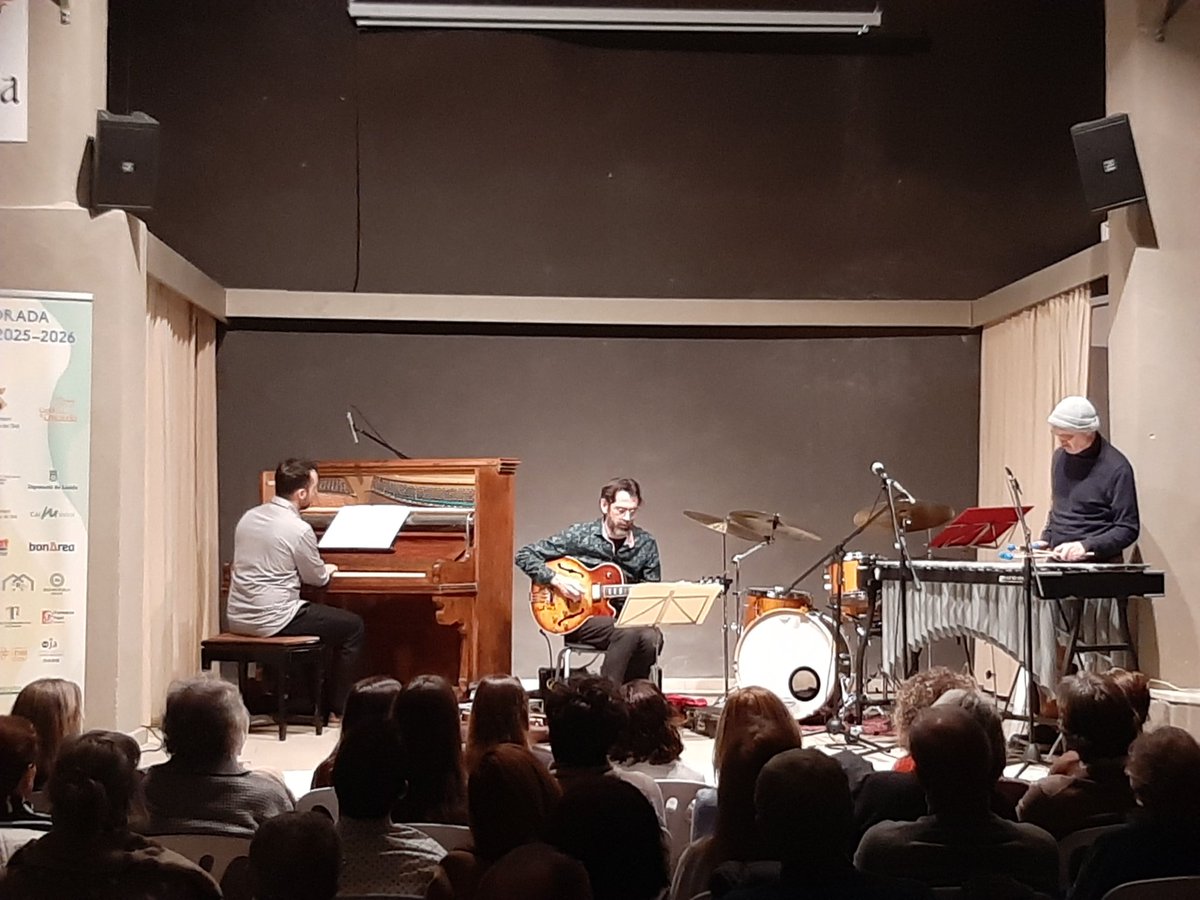 AmicsConcabella's tweet photo. El Yambar-Rossy-Torres Trio va oferir un concert fantàstic ds passat al Castell de Concabella, el 2n del IX JazzConcabella 2026. Amb una gran sensibilitat i profunditat expressiva, van anar canviant d'instruments i oferint sonoritats variades. Enhorabona als 3 i per molts anys! https://t.co/vsBoVCK93s