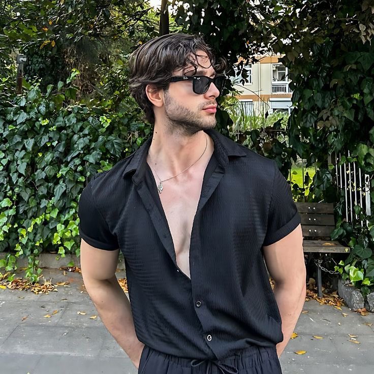 „Uśmiecham się zuchwale pod nosem, kiedy mężczyzna staje przy mnie.

– Śpisz na kanapie – burczy, wskazując głową na małą sofę pod ścianą.

– Chyba śnisz.

– Na pewno nie o tobie.”

#włoskiekomplikacje