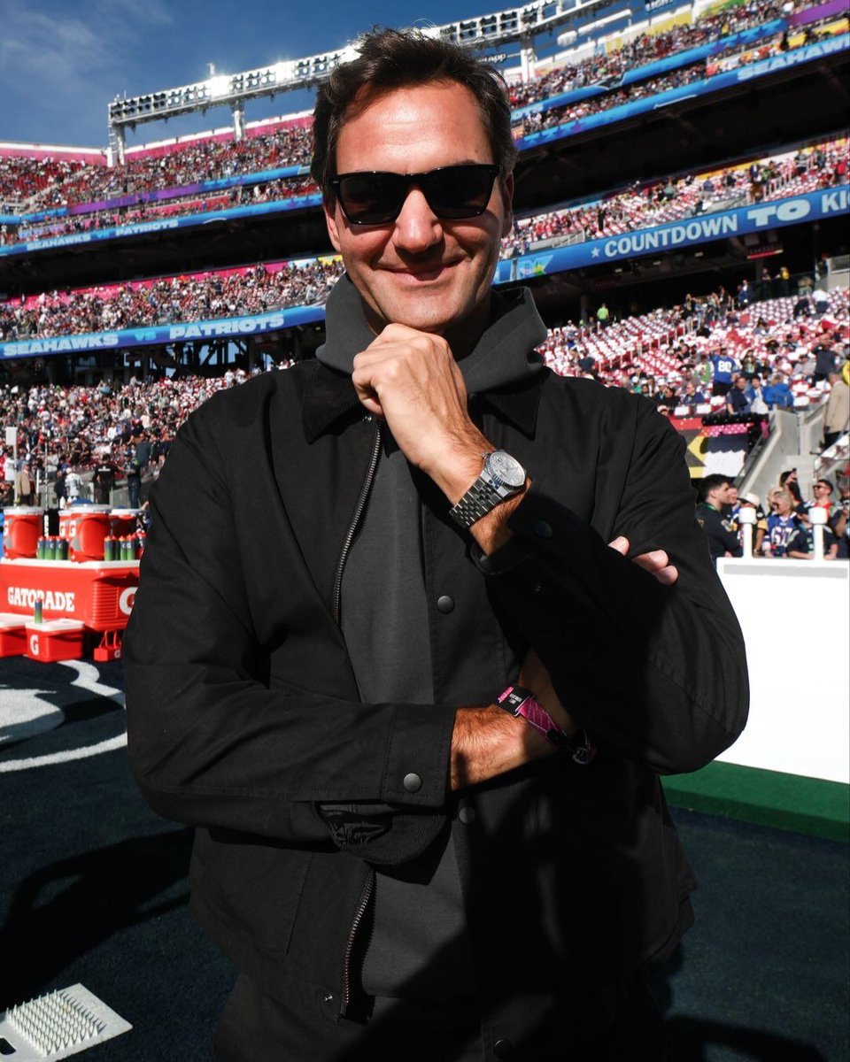 Roger Federer, invitado de honor y eterno embajador de Rolex, asistió a la gran cita de la NFL portando en su muñeca una pieza que detuvo el tiempo: el Rolex Land-Dweller en Oystersteel y oro blanco.