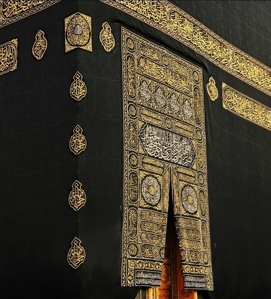 slmhktn's tweet photo. 🔴ABD Adalet Bakanlığı’nın yayımladığı yeni belgelerde, BAE bağlantılı iş kadını Azize El Ahmadi tarafından gönderilen Kabe örtüsünün Epstein'ın evinde halı olarak kullanıldığı ortaya çıktı. 

Fotoğrafta Epstein’in yanındaki isim BAE’li DP World CEO’su ve Limanlar, Gümrük ve Serbest Bölgeler Kurumu Başkanı Sultan Ahmed bin Sulayem.