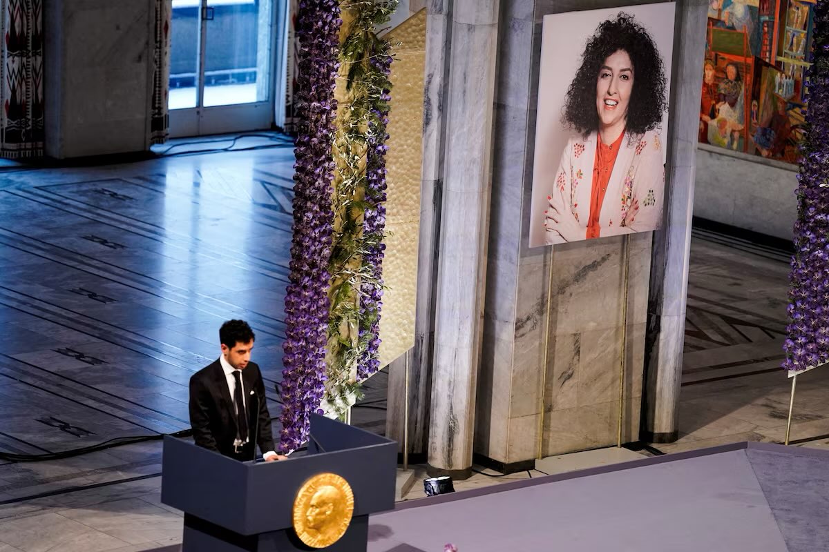 N_Albertoni's tweet photo. El silencio de algunos que se dicen defensores de los #DerechosHumanos ante la brutal violación de derechos y ampliación de la prisión por parte del régimen iraní contra la Nobel #NargesMohammadi —ahora condenada a 7 años más— dice mucho de quienes callan ante estos hechos. https://t.co/dFSMv8Ukpk