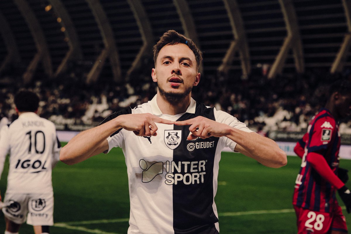 AmiensSC's tweet photo. 👉👈 Elle nous avait manqué, celle-là. #ASCCF63 1️⃣-1️⃣ https://t.co/L7lQCMZiRk